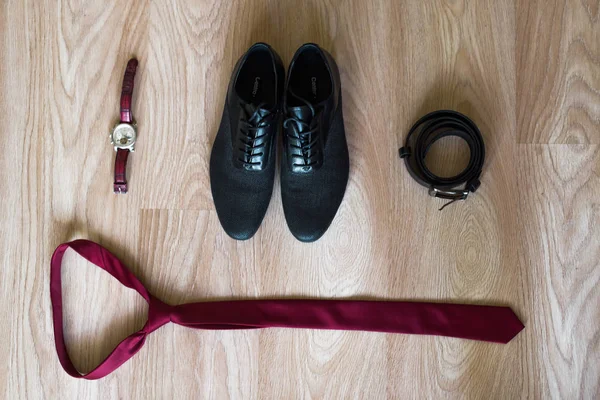 Homem acessórios de casamento. Sapatos, relógio, faixa preta e gravata no fundo de madeira branca — Fotografia de Stock