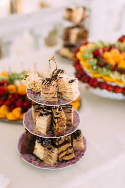 Widok pionowy różnych smacznych ciast na stoisku deser. — Zdjęcie stockowe