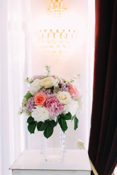 ビーズで飾られた花瓶の牡丹の華やかな花束. — ストック写真