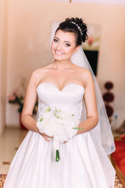 バラのウェディング ブーケを持って笑顔の花嫁の肖像画. — ストック写真