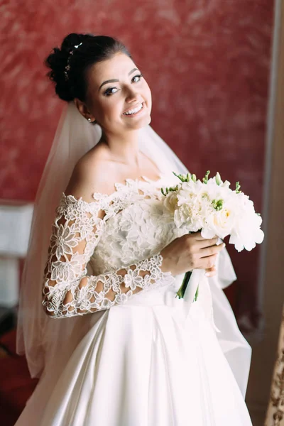 Retrato de meio comprimento da noiva feliz com buquê de casamento de rosas brancas . — Fotografia de Stock