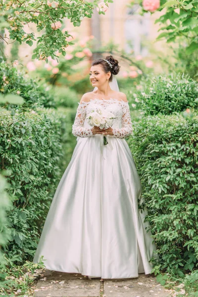 Foto completa de la novia mirando a un lado mientras pasa tiempo en el jardín . —  Fotos de Stock