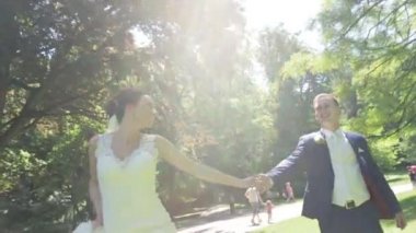 Yeni evliler büyüleyici genç çift güneşli bahar parkta yürüyüş sırasında eğlenceli yaşıyorsanız.