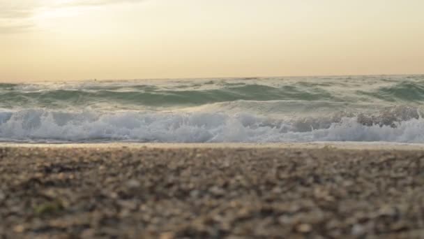 Close-up uitzicht op de zonsondergang op de golvende zee. Geen mensen. — Stockvideo