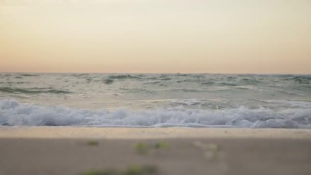 Bellissimo paesaggio marino. Onde in movimento. L'ocncept del tramonto. Bellezza della natura. Nessuna gente. . — Video Stock