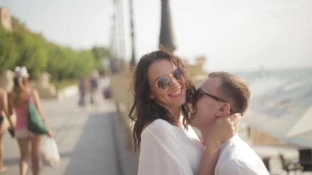 Retrato de los felices turistas positivos en gafas de sol tiernamente abrazando y sonriendo. Concepto de vacaciones . — Vídeo de stock