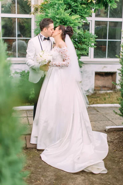 Beijar acabou de se casar. A vista de comprimento total no jardim . — Fotografia de Stock