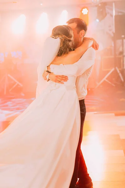 El novio está balanceando a la novia durante el baile . —  Fotos de Stock