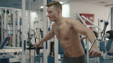 Spor ve sağlıklı yaşam tarzı kavramı. Kas ve fitness İstasyonu onun triceps eğitim çıplak gövde ile yakışıklı sporstman. 4k.