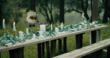 Romantik tarih hizmet tablo iki mum yaprakları çiçek iki katlı pasta sıklığı gizemli çilek Mistry orman kimse 4k dekor dekorasyon.