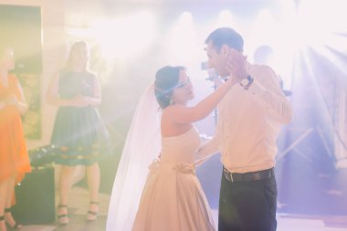 Duman harika aydınlatmada dans mutlu yeni evliler.