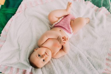 Beyaz ekose yalan güzel yürümek yukarıdaki görünümünü.