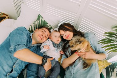 Mutlu aile çocuk ve tavşan ile yatan yakın çekim portre yatakta. Görünümünün üst.