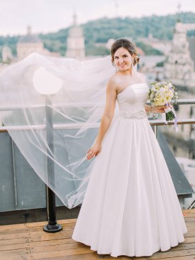 Gelin peçe overblowing. Tam uzunlukta fotoğraf.