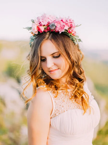 Retrato de cerca de la linda novia con la corona de flores mirando hacia abajo . — Foto de Stock