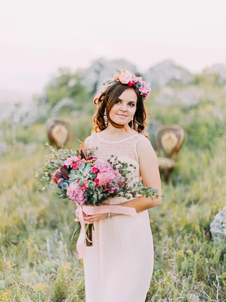 Retrato de media longitud de la novia sonriente con el ramo de bodas en las montañas . — Foto de Stock