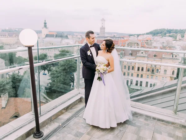 Романтична фотографія молодої пари, яка проводить свій час на балконі . — стокове фото