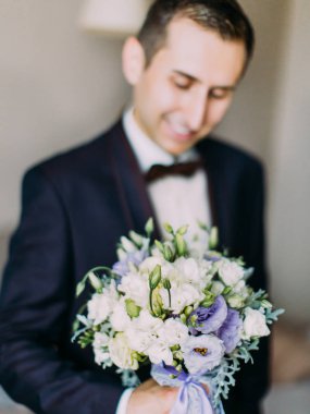 Beyaz ve mor gül, damadın arka plan bulanık büyük düğün buketi yakından görmek.