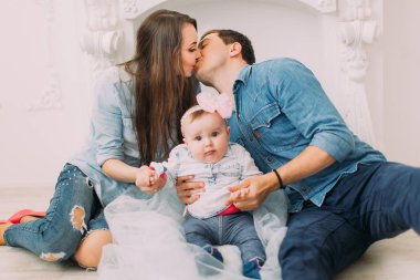 Arka plan öpüşme ebeveynlerin katta oturan küçük çocuk yakın çekim portresi.