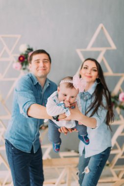 Küçük bebek ailesi tarafından salladı kafasına yay ile yakın çekim portresi.