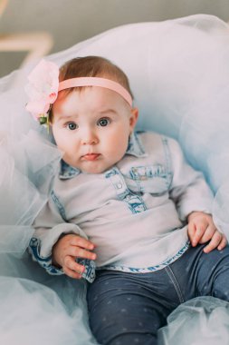 Bebek mavi tül yalan baş çiçek ile yakın çekim portresi.