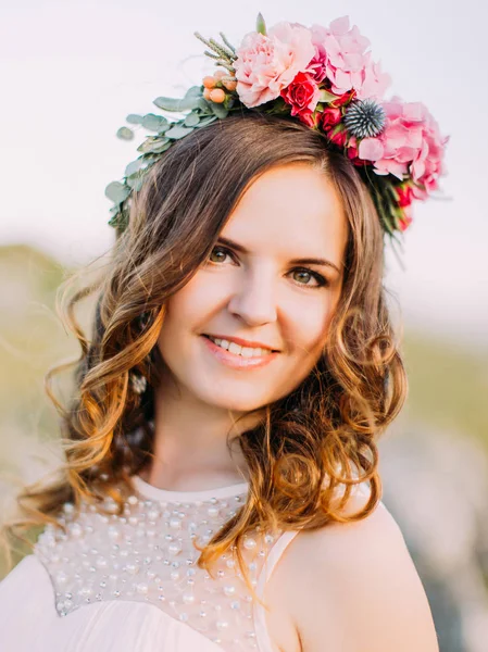 頭の上の花の花輪を持つ笑顔の花嫁のクローズ アップ肖像画. — ストック写真