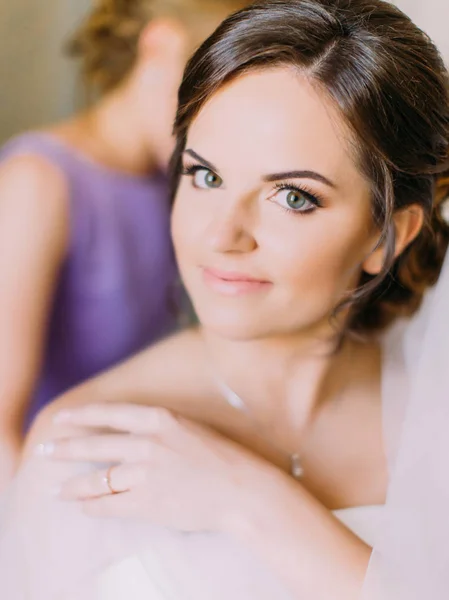 Retrato de cerca de la bonita novia sonriente con el lado profundo . —  Fotos de Stock