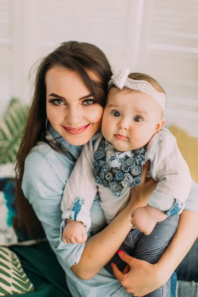 El retrato de cerca de la mujer sonriente sosteniendo al pequeño bebé . —  Fotos de Stock