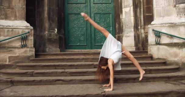 Vista a tutta lunghezza. Adorabile graziosa ragazza di 10 anni con i capelli lunghi ballando splendidamente balletto all'aperto. 4k filmati . — Video Stock