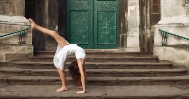 Niña talentosa flexible está bailando con gracia ballet al aire libre. Imágenes de 4k. Vista de cuerpo entero . — Vídeos de Stock