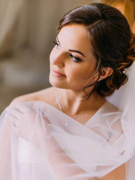 El hermoso retrato de la hermosa novia cubierta de encaje mirando a un lado . —  Fotos de Stock