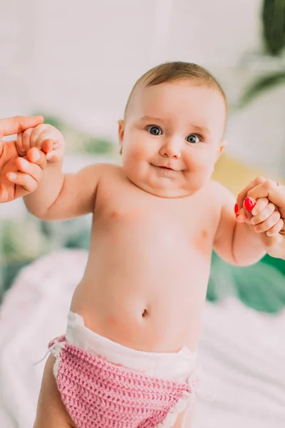 O retrato de close-up do bebê nu de pé com o surpport de seus pais . — Fotografia de Stock