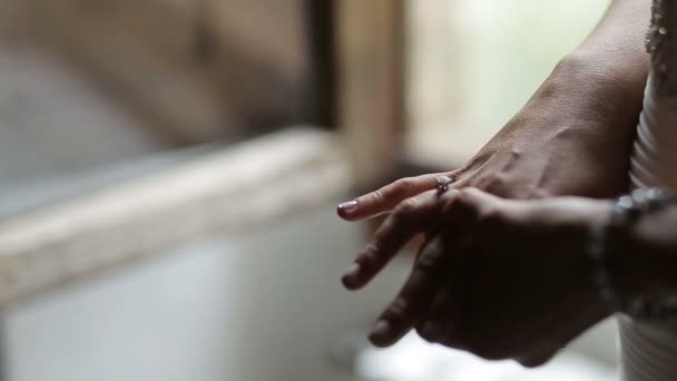 Vista de cerca de las manos tiernas femeninas con el anillo de bodas con diamante. Sin cara. . — Vídeos de Stock