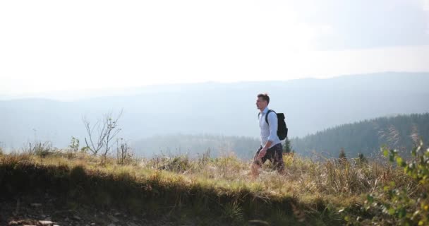 Caminhada Solitária Nas Montanhas Jovem Bonito Caminha Longo Colina Com — Vídeo de Stock