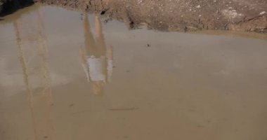 Yalnız yürüme dağlarda. Reflecion bir erkek turist kirli su havuzu