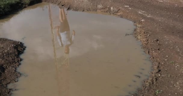 Osamělé procházce v horách. Reflecion mužské turista ve špinavé vodě v bazénu — Stock video