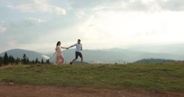 Dağlarda seviyorum. Onlar üzerinde güneş parlar yaparken adam ve woiman yol boyunca ufuk tepede bir yerde çalıştırın.