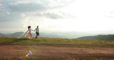 Dağlarda seviyorum. Onlar üzerinde güneş parlar yaparken adam ve woiman yol boyunca ufuk tepede bir yerde çalıştırın.