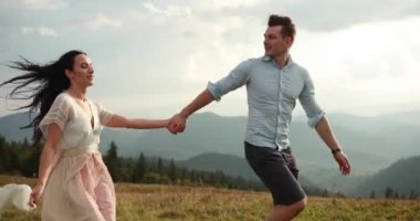 Dağlarda seviyorum. Onlar üzerinde güneş parlar yaparken adam ve woiman yol boyunca ufuk tepede bir yerde çalıştırın.