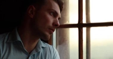 Yalnızlık dağlarda. Yakışıklı genç adam gözleri akşam dağ seyir dışında manzara kapanır ve pencere eğilir