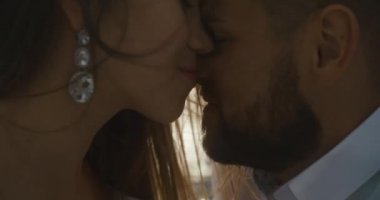 İki yat aşık. Onlar birlikte yatta akşam güneş ışınlarının otururken adam kadın ihale kisses