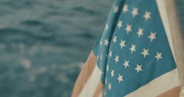 Amerikan bayrağı gemide rüzgar esiyor