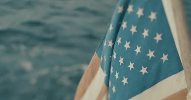 Viento sopla bandera americana en el barco — Vídeo de stock