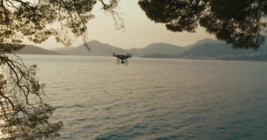 Drone quadcopter göl veya nehir gökyüzü bulut karşı yukarıda uçan ile Karadağ'ın bir yerde dijital fotoğraf makinesi dijital fotoğraf makinesi ile