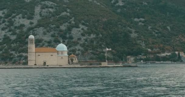 Unsere Dame der Felsen, Bucht des Kotor, Montenegro, Albanien. Europa Sightseeing auf dem Boot. — Stockvideo