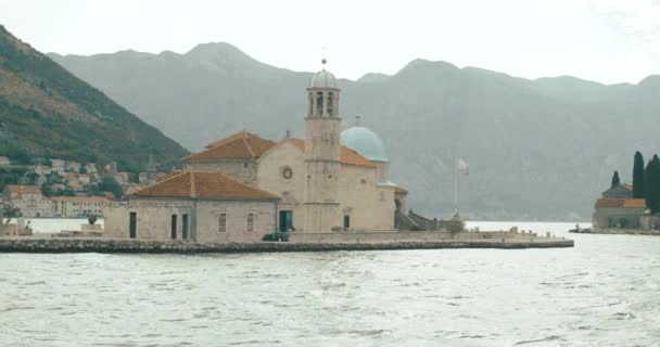 Panny Marie od skály, Bay of Kotor, Černá Hora, Albánie. Památky Evropy na lodi. — Stock video