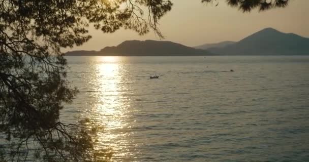 Sun megy le a tóra, valahol Montenegróban — Stock videók
