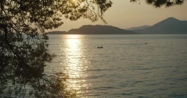 Zon onder gaat over de meer ergens in Montenegro — Stockvideo