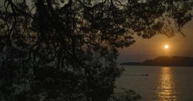 Karadağ herhangi bir yerinde göl üzerinde altın güneş parlıyor