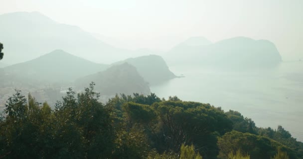 Van bovenaf kijken naar lichte mist die betrekking hebben op rotsen, bergen en meer ergens in Montenegro — Stockvideo